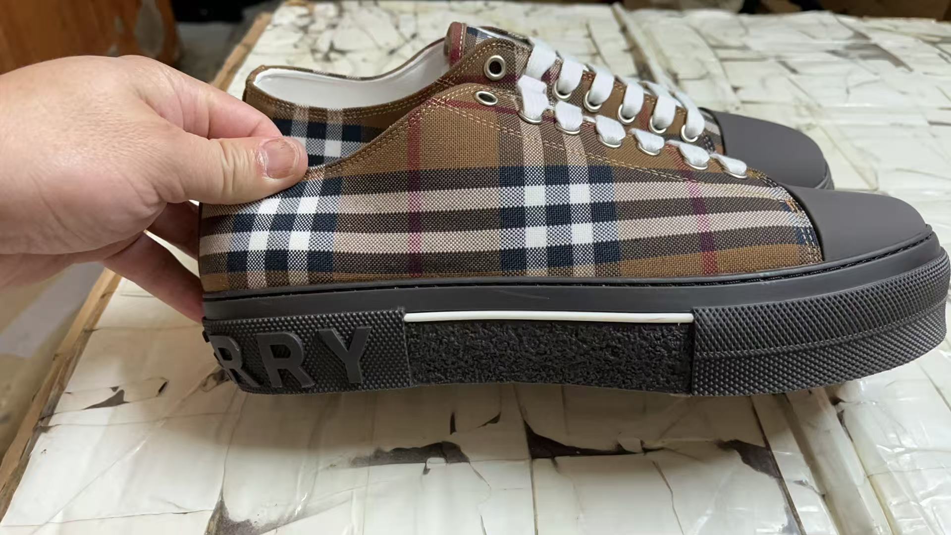 Burberry Shoes(AAA)-124