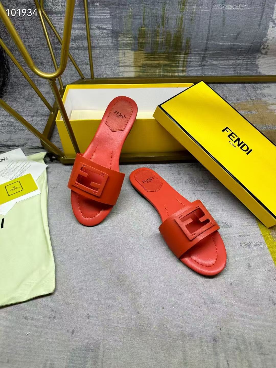 Fendi Slippers Women(AAA)-009