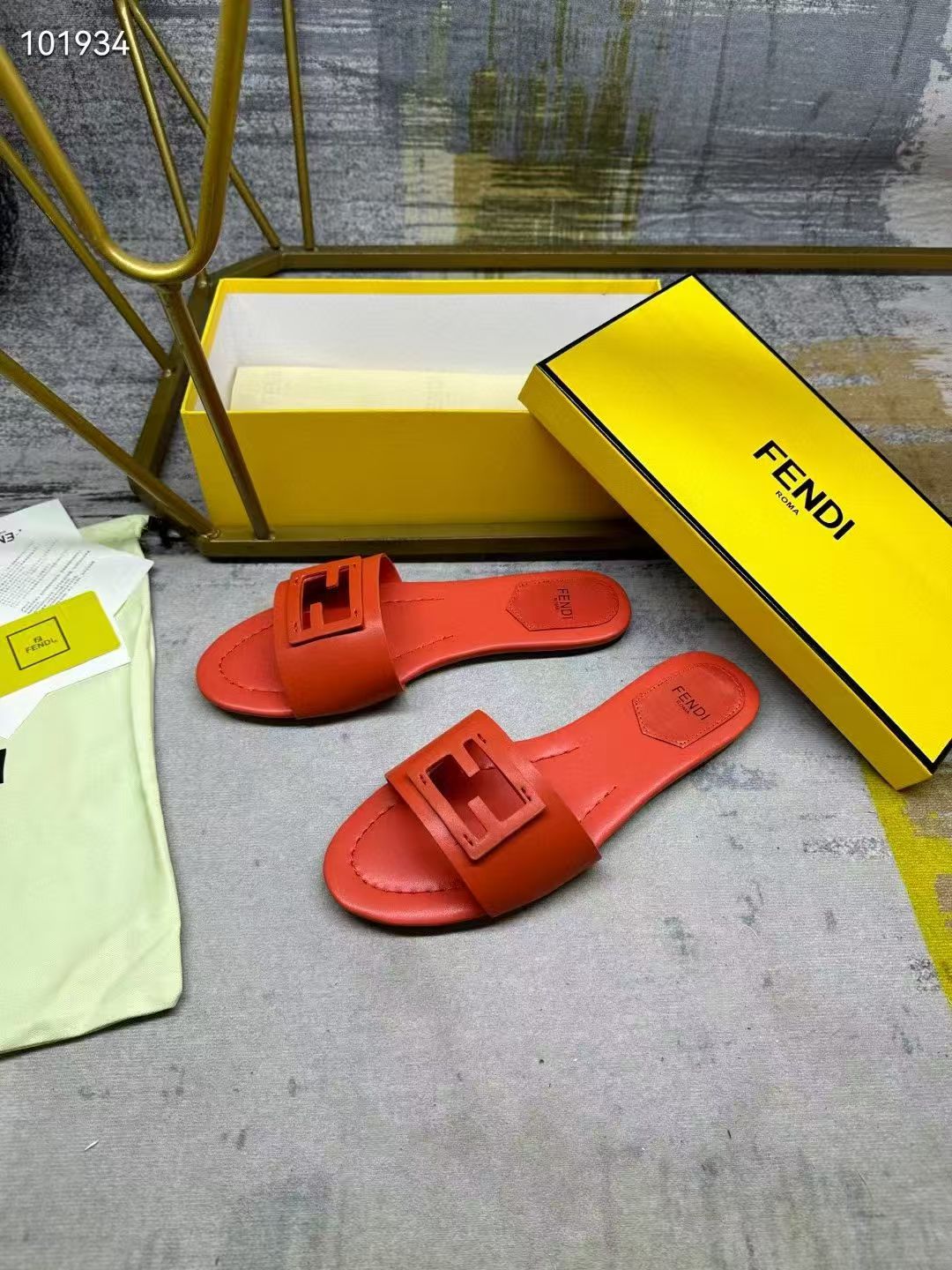 Fendi Slippers Women(AAA)-009