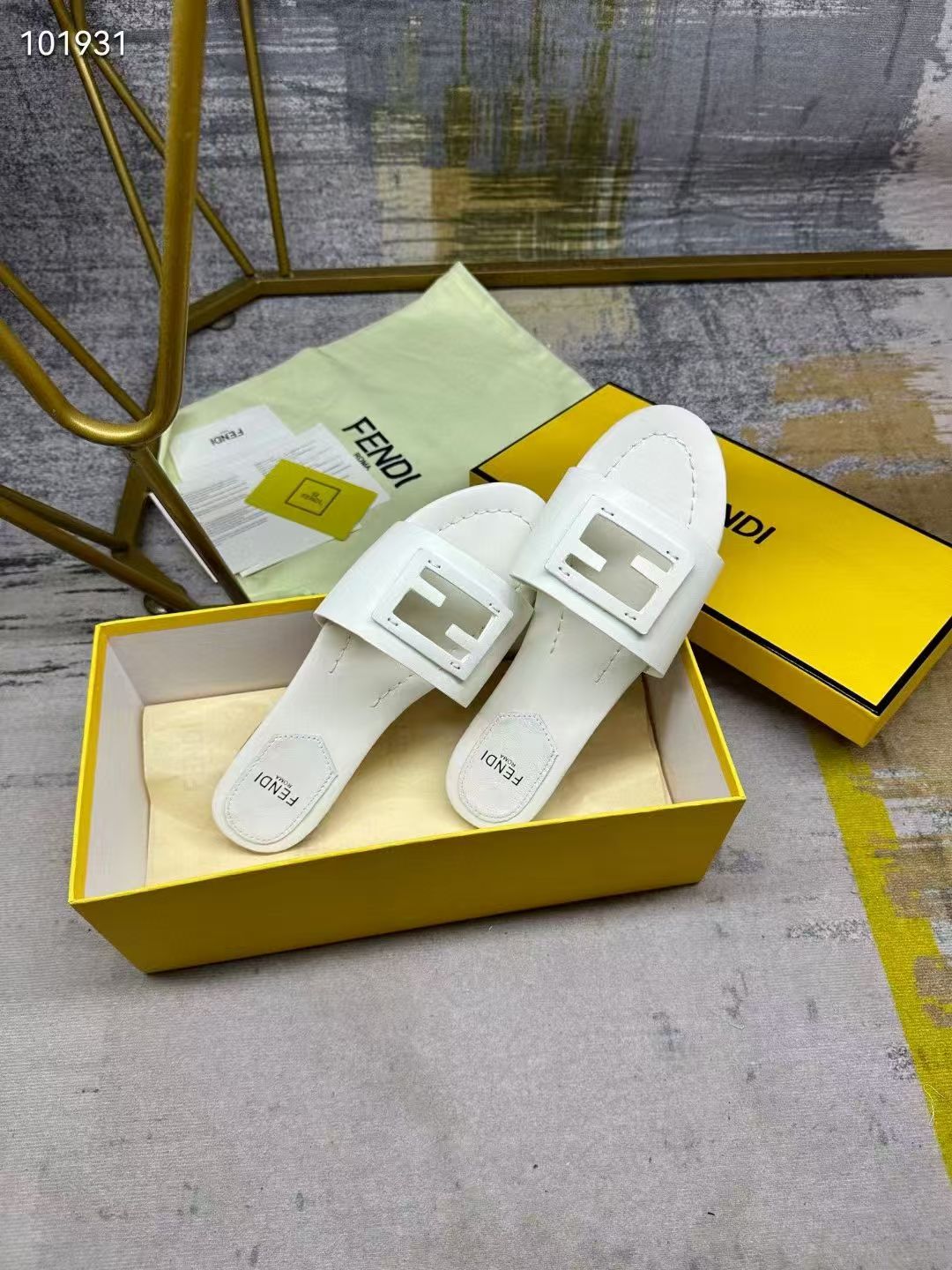 Fendi Slippers Women(AAA)-010