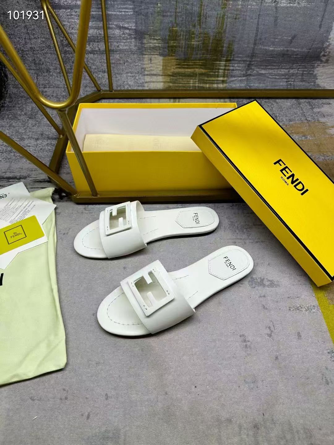 Fendi Slippers Women(AAA)-010